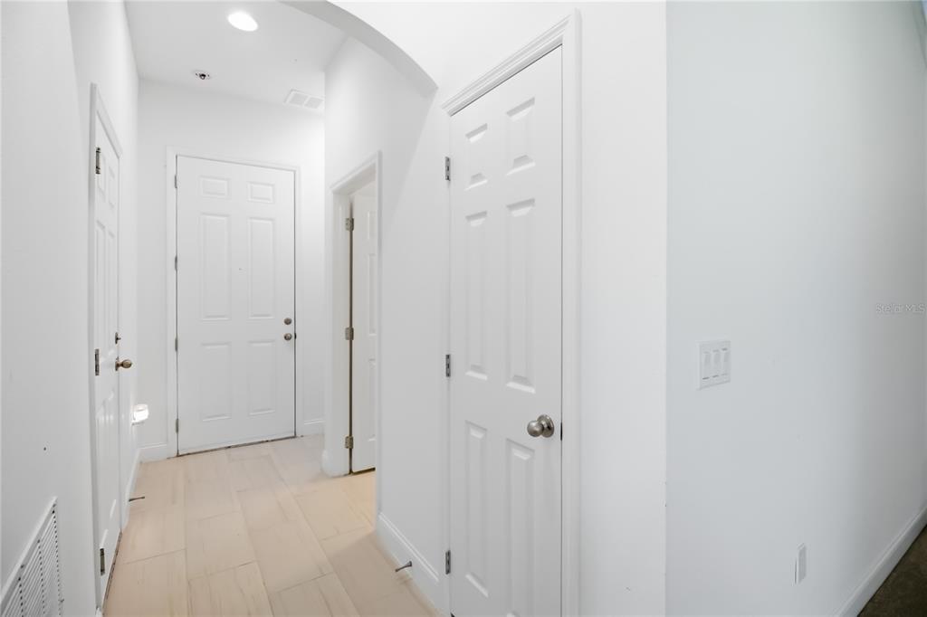 A bright entryway features a console table, a bench, a mirror, and framed wall art — 827 DENNIS AVENUE, ORLANDO, FL