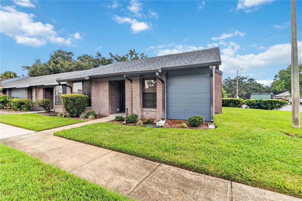 A single-story brick house with a bay window, a front entrance, and a concrete walkway — 2791 KING OAK CIRCLE, ST CLOUD, FL
