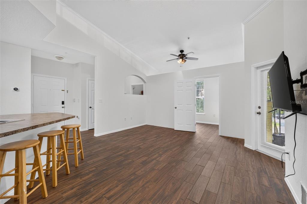 10103 COURTNEY OAKS CIRCLE UNIT 302, TAMPA, FL — photo 5 of 30