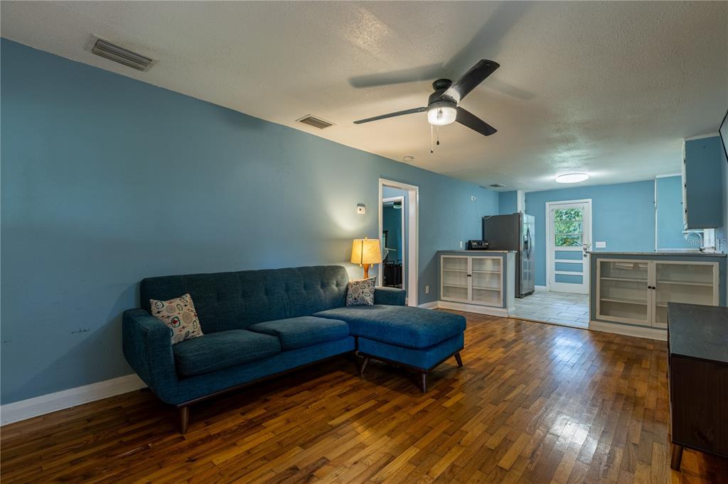 805 E LAMBRIGHT STREET, TAMPA, FL — photo 4 of 9
