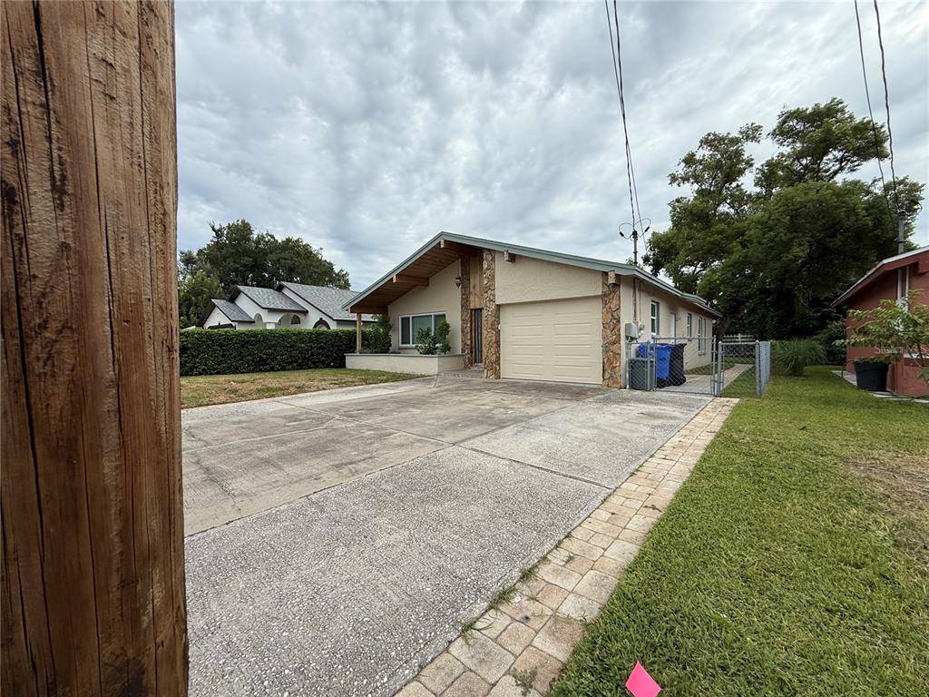 7523 BLOSSOM AVENUE, TAMPA, FL — photo 2 of 30