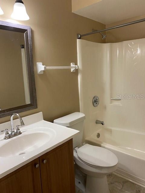 A bathroom features a vanity with a sink, a toilet, and a shower-tub combination — 92 WINDTREE LANE UNIT L, WINTER GARDEN, FL