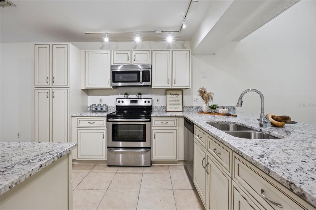 8370 SANDPOINT BLVD, ORLANDO, FL — photo 2 of 48