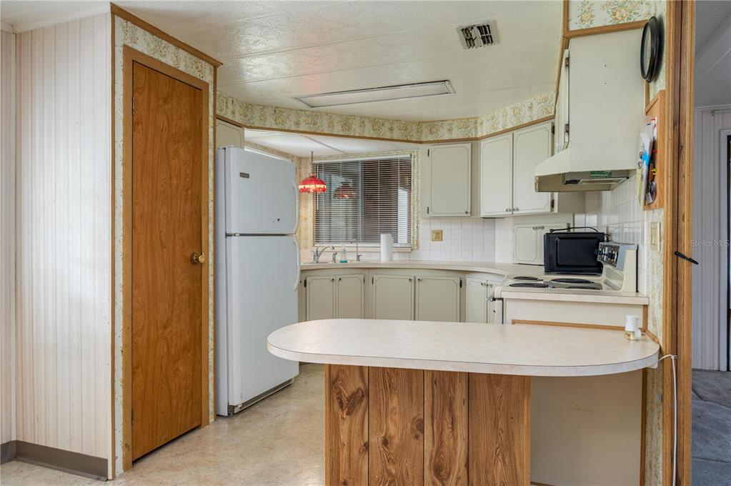 528 SKYLINE DRIVE W, LAKELAND, FL — photo 4 of 24