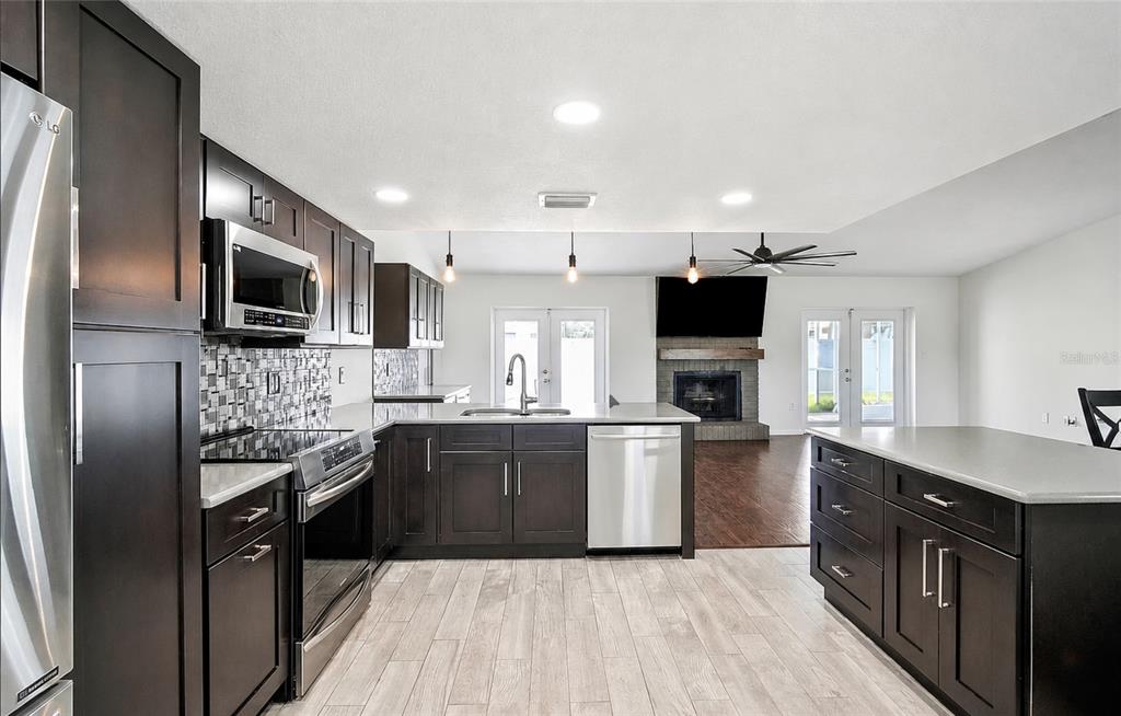 7892 SUNDOWN DRIVE N, ST PETERSBURG, FL — photo 3 of 19
