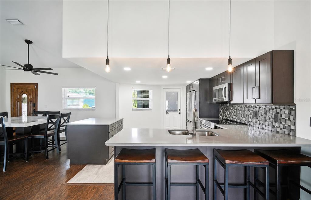 7892 SUNDOWN DRIVE N, ST PETERSBURG, FL — photo 4 of 19