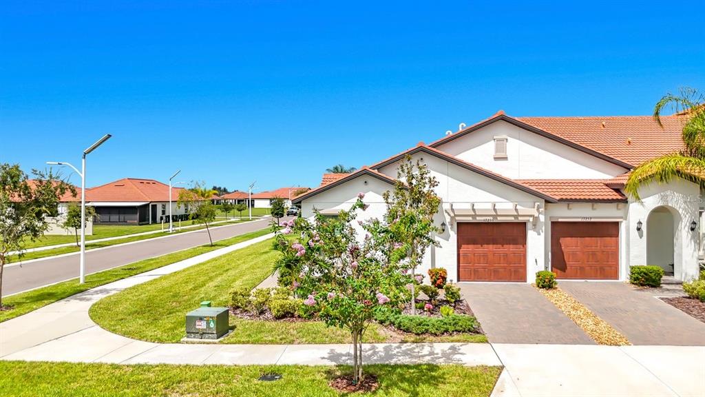 17255 HOLLY WELL AVENUE, WIMAUMA, FL — photo 2 of 30