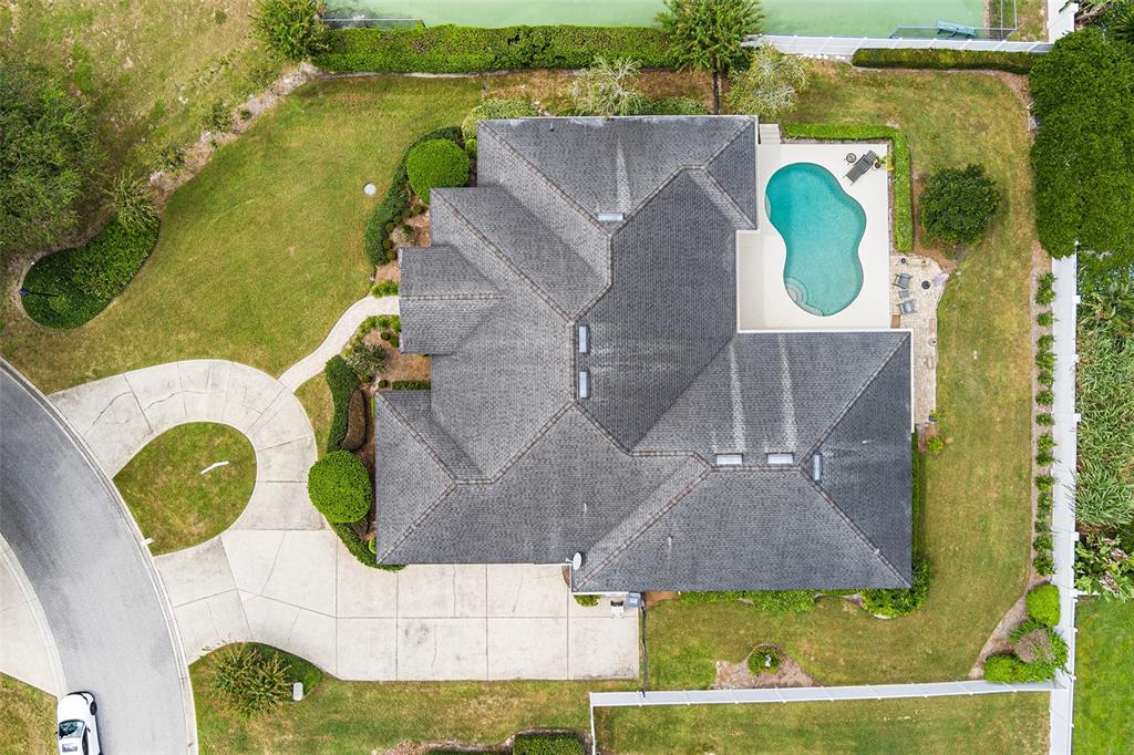 A screened-in patio features a swimming pool, outdoor kitchen, and lounge area — 902 HANOVER WAY, LAKELAND, FL