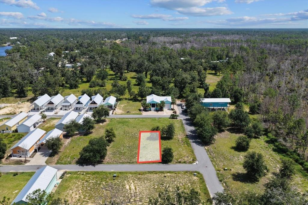 An aerial view shows a vacant rectangular lot outlined in red within a residential neighborhood — 000 869TH LOOP, STEINHATCHEE, FL