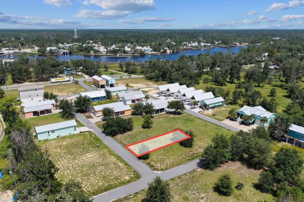 An aerial view shows a vacant rectangular lot outlined in red within a residential neighborhood — 000 869TH LOOP, STEINHATCHEE, FL