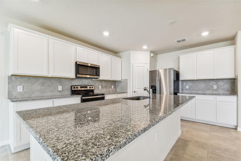 37385 CLINCH CIRCLE, ZEPHYRHILLS, FL — photo 3 of 30