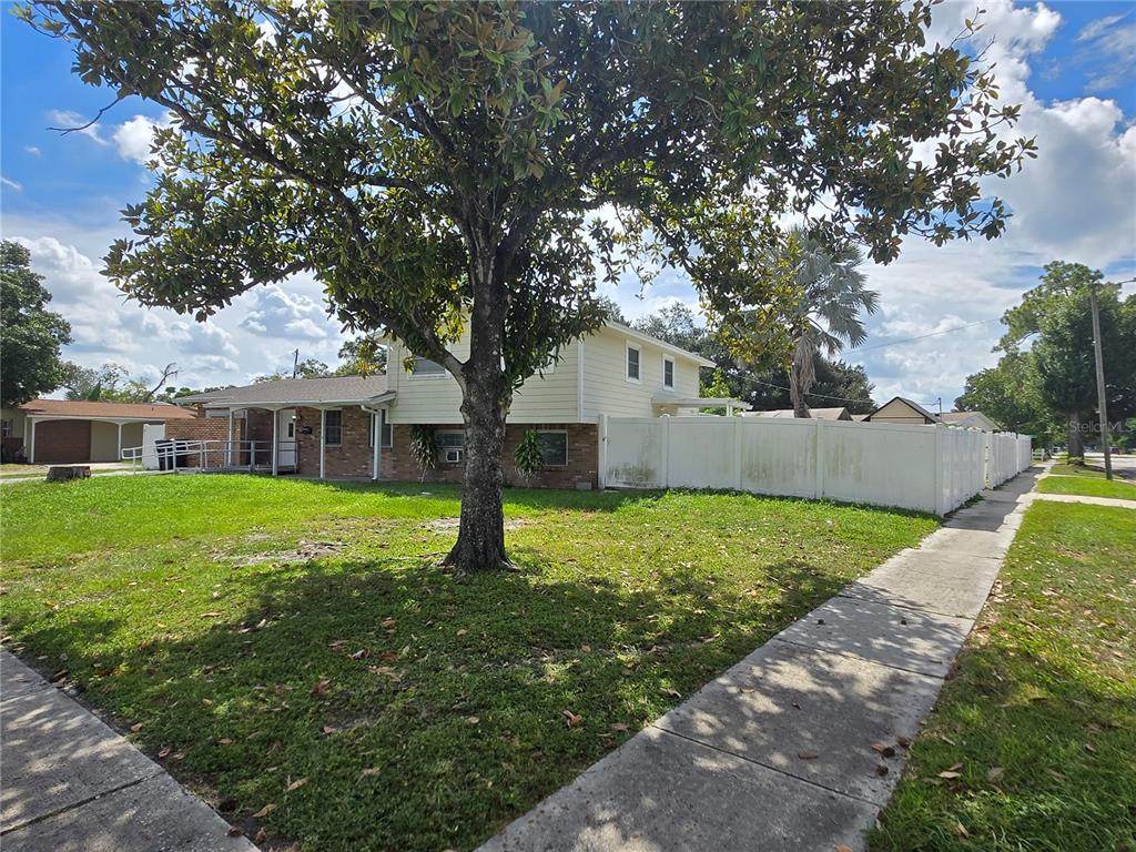 7710 W HANNA AVENUE, TAMPA, FL — photo 2 of 24