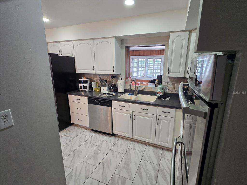 7710 W HANNA AVENUE, TAMPA, FL — photo 4 of 24