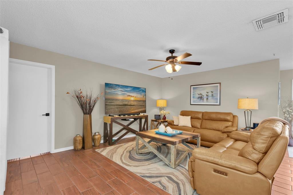 207 AMESBURY CIRCLE, SUN CITY CENTER, FL — photo 3 of 30