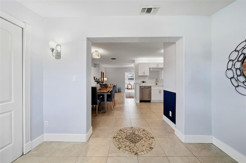 532 43RD AVENUE NE, ST PETERSBURG, FL — photo 4 of 41