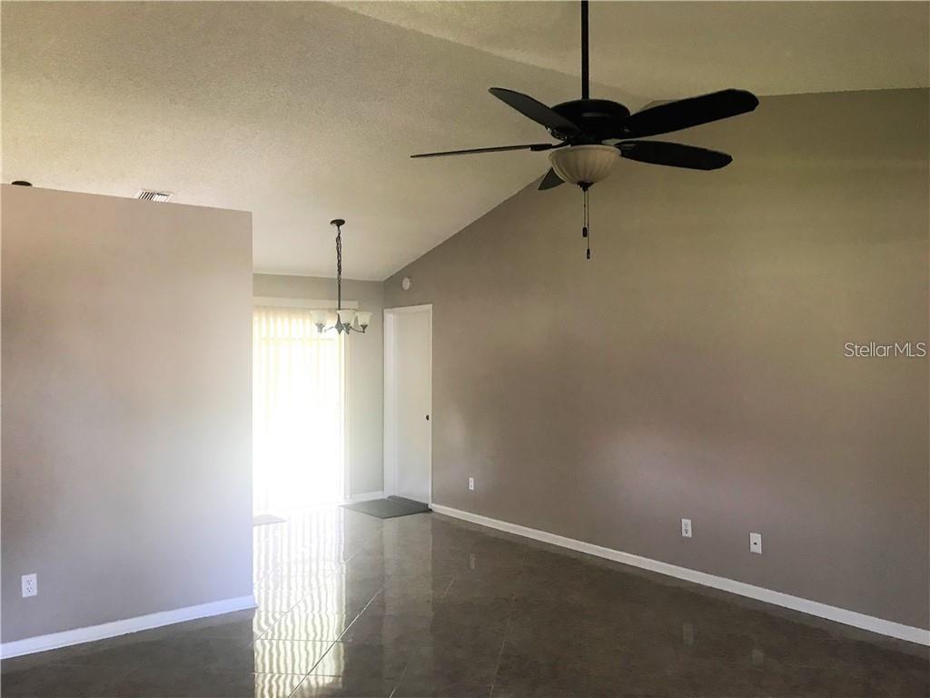 1001 JOHNSON LOOP, PLANT CITY, FL — photo 2 of 26