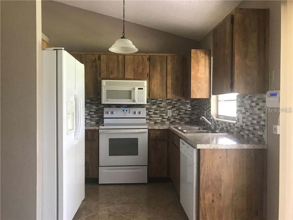 1001 JOHNSON LOOP, PLANT CITY, FL — photo 5 of 26