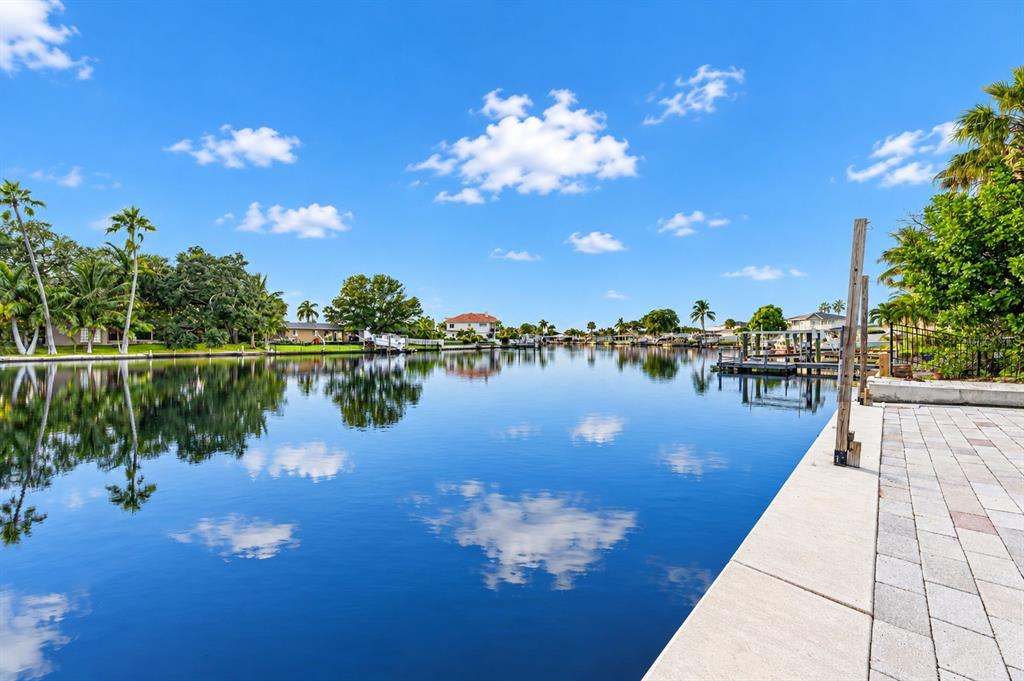 9398 SUN ISLE DRIVE NE, ST PETERSBURG, FL — photo 4 of 30