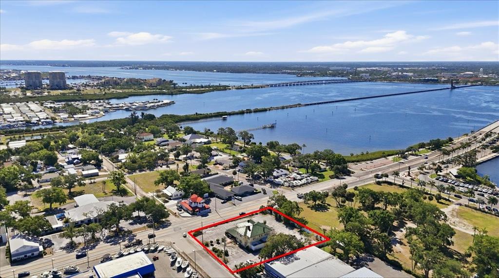 An aerial view shows a building outlined in red situated near a large body of water — 337 US-41 BUS., PALMETTO, FL