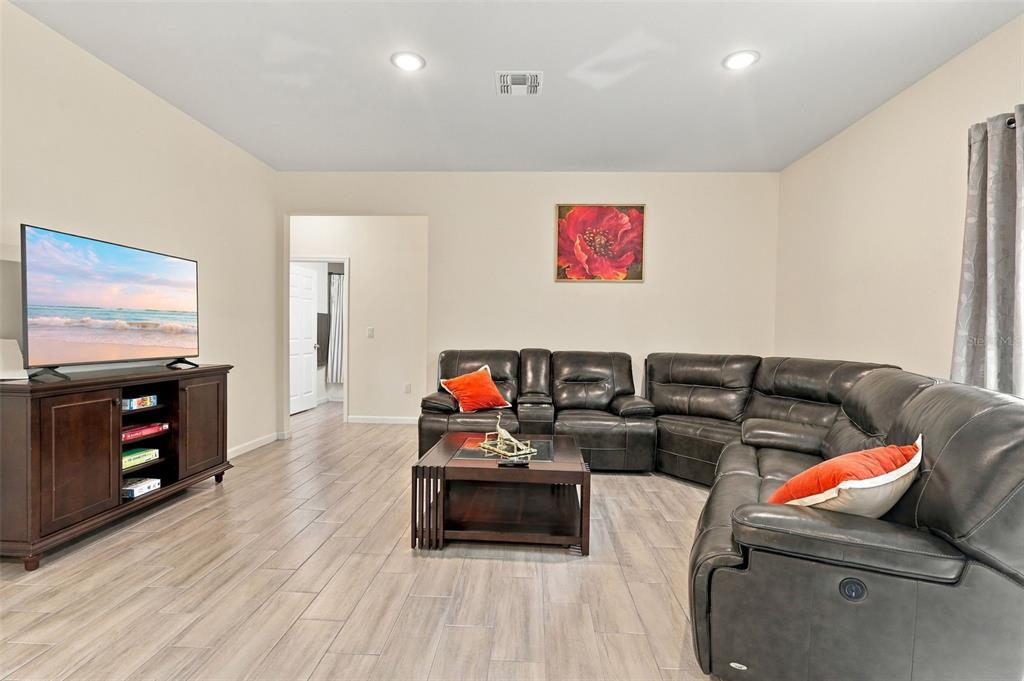 1523 ZINNIA DRIVE, DELTONA, FL — photo 5 of 44