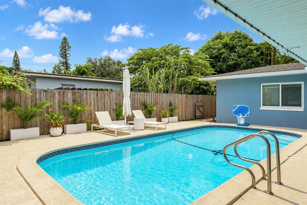 686 SOUTHWEST BOULEVARD N, ST PETERSBURG, FL — photo 2 of 24