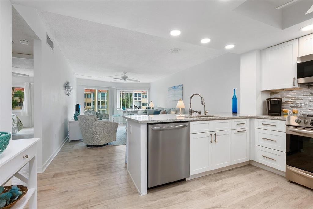 1250 N PORTOFINO DRIVE UNIT 304, SARASOTA, FL — photo 4 of 30