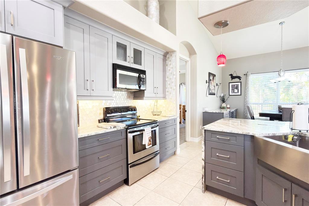 8723 S LAKE CIRCLE, FORT MYERS, FL — photo 5 of 30