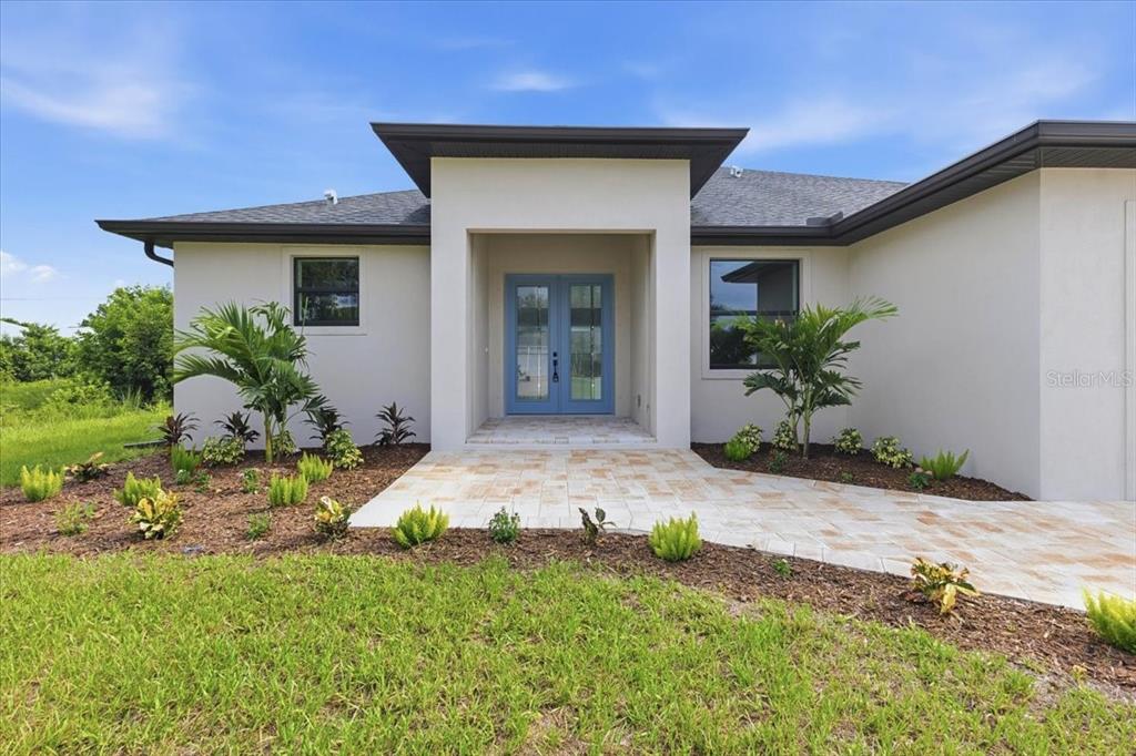 11209 CHALET AVENUE, ENGLEWOOD, FL — photo 2 of 30