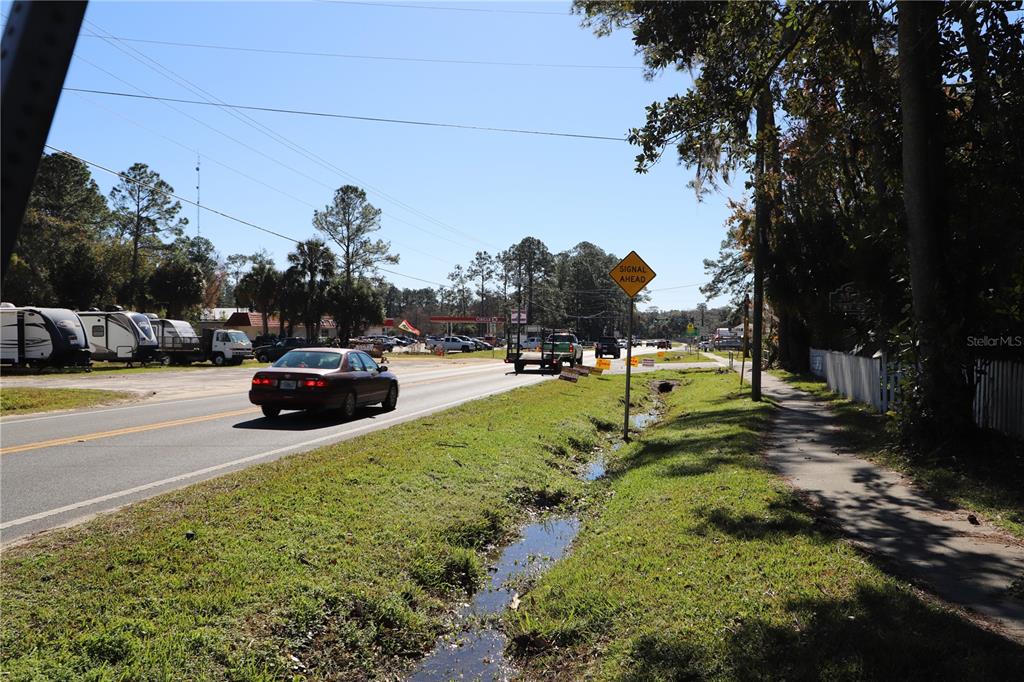 A road with a car, a trailer, and a signal ahead sign near a sidewalk — 850 N STATE ROAD 21, MELROSE, FL