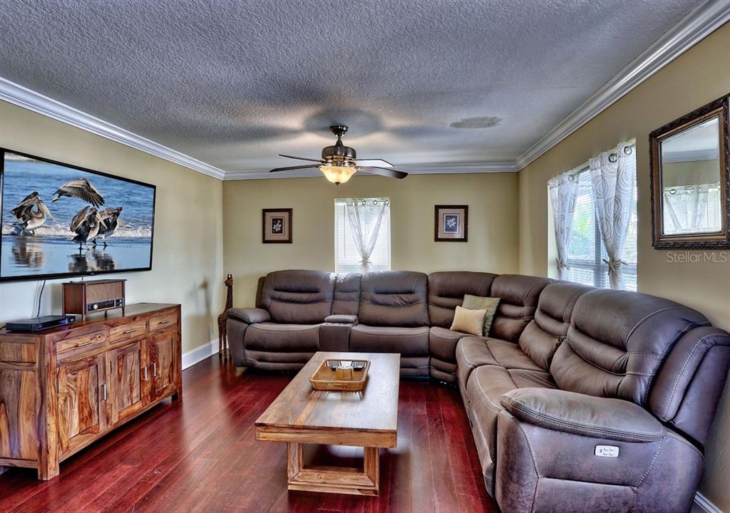 5433 ESSEX AVENUE S, GULFPORT, FL — photo 3 of 17