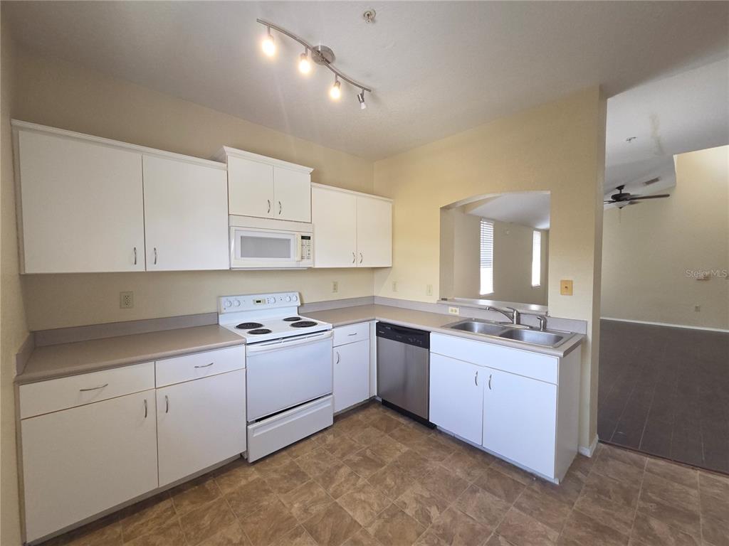 102 VISTA VERDI CIRCLE UNIT 320, LAKE MARY, FL — photo 4 of 8