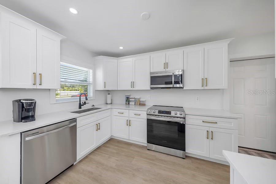 1579 ELIZABETH LANE, CLEARWATER, FL — photo 2 of 12