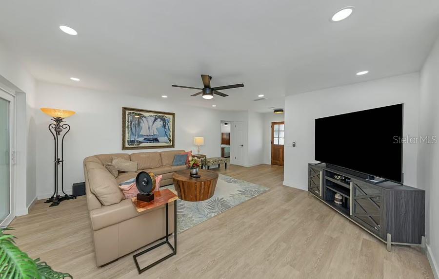 1579 ELIZABETH LANE, CLEARWATER, FL — photo 4 of 12