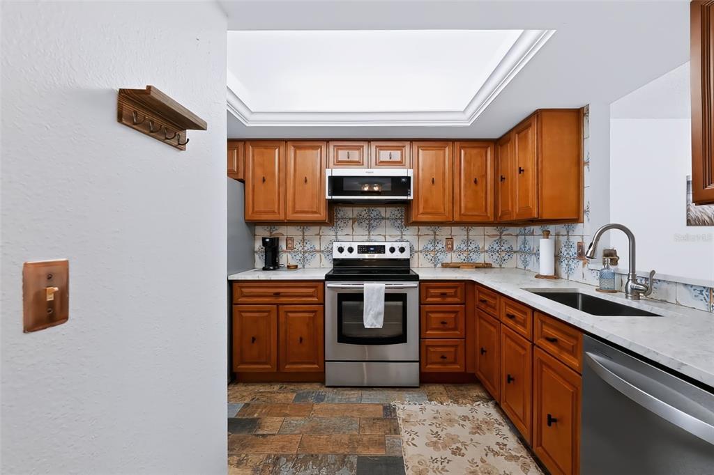 719 PINELLAS BAYWAY S UNIT 311, ST PETERSBURG, FL — photo 4 of 30