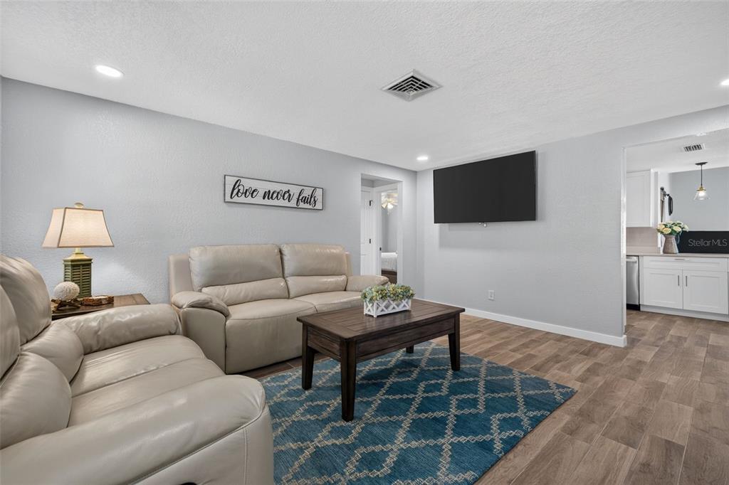 209 TALLAHASSEE DRIVE NE, ST PETERSBURG, FL — photo 5 of 38