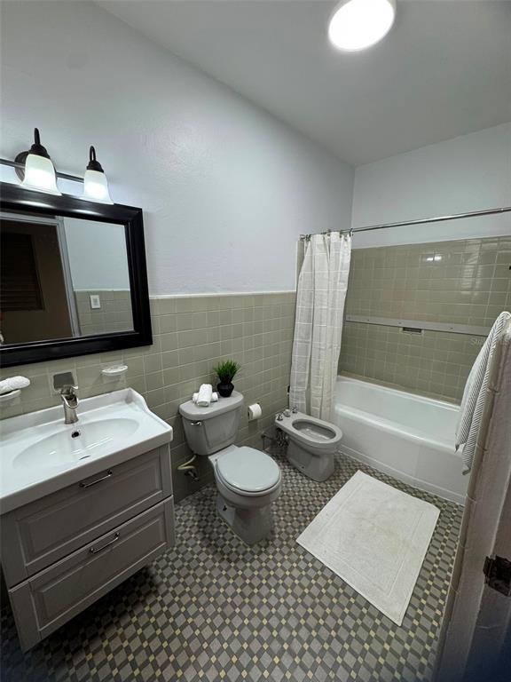 A bathroom features a vanity, toilet, bidet, and a bathtub with a shower curtain — F-6 CALLE GENOVA UNIT F-6, GUAYNABO, PR